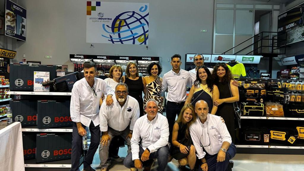 El equipo de Mundo Industria, con Elena Coto en el centro, en la inauguración de la nueva tienda en la zona Alto del Portillo en León
