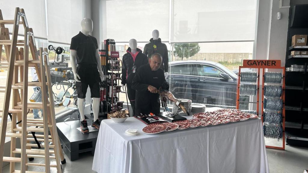 La inauguración de Mundo Industria en León contó hasta con un cortador de jamón