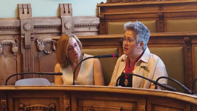 Cristina Colino, a la derecha, acompañada por Rocío Anguita, portavoz de VTLP