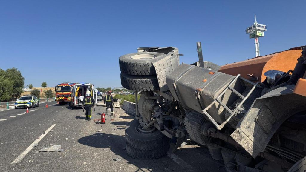 El camión semivolcado en la M-503.