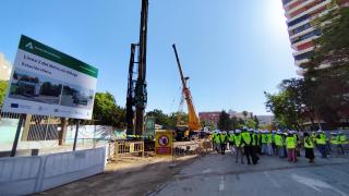 Cartel con el diseño del edículo de acceso a la estación del Metro de Málaga en la calle Hilera.