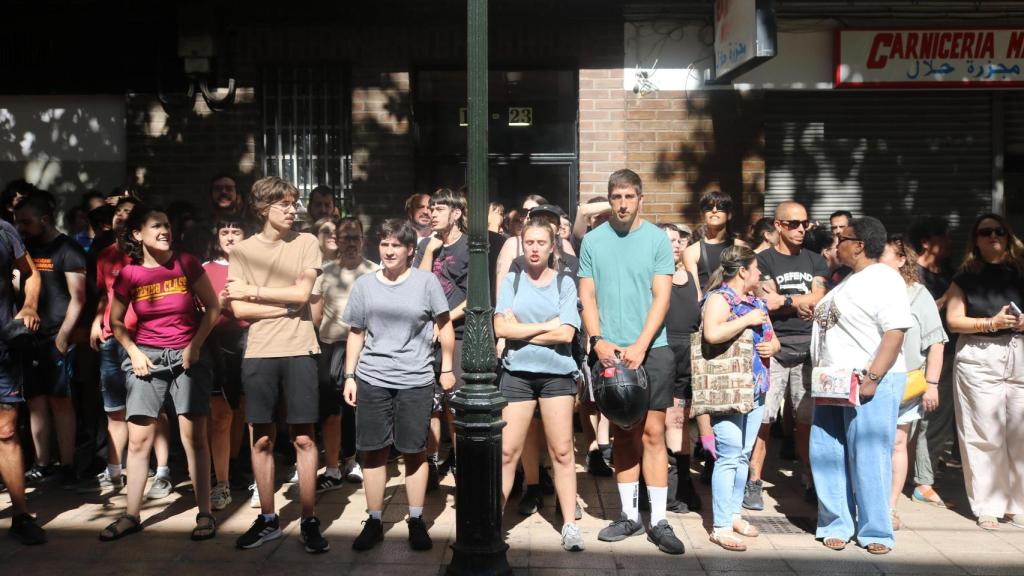 Varios vecinos paralizan un desahucio en Zaragoza.