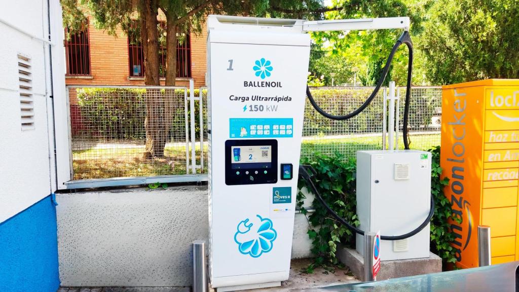 Ballenoil, la red de gasolineras 'low cost' de Moeve, lanza su propia red de recarga eléctrica