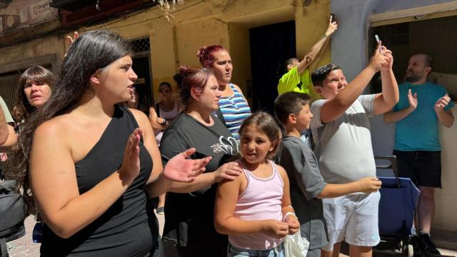 Samantha junto a sus hijos y amigos tras paralizar su desahucio.