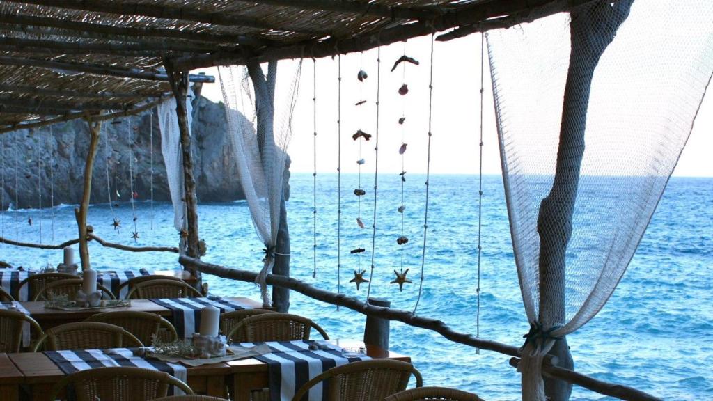 El comedor del chiringuito, con el mar de fondo.