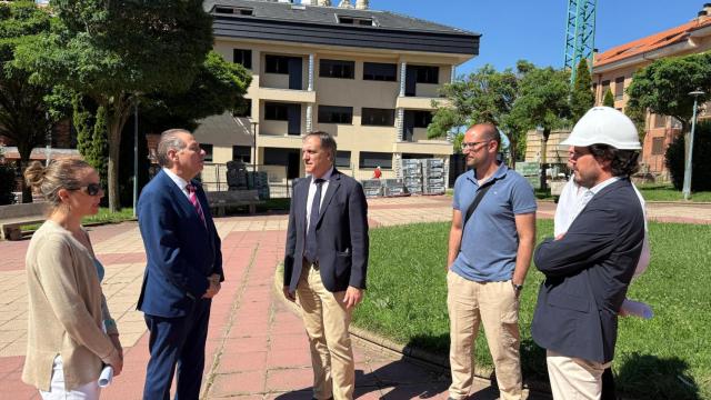 El alcalde, Carlos García Carbayo, visita las nuevas viviendas protegidas de alquiler en Pizarrales