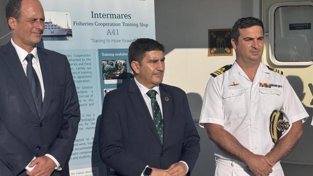 El delegado del Gobierno en Galicia, Pedro Blanco, inaugura un curso en el Buque Intermares