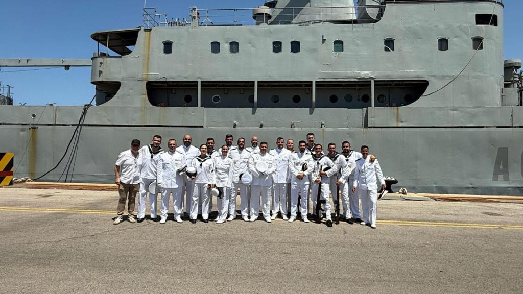 Oficiales asistentes al acto de baja.