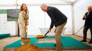 El presidente del Gobierno, Jorge Azcón, y la alcaldesa de Zaragoza, Natalia Chueca, durante el acto de colocación de la primera piedra.