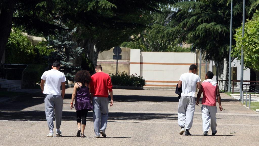 Un grupo de jóvenes en el centro de menores Zambrana, en Valladolid