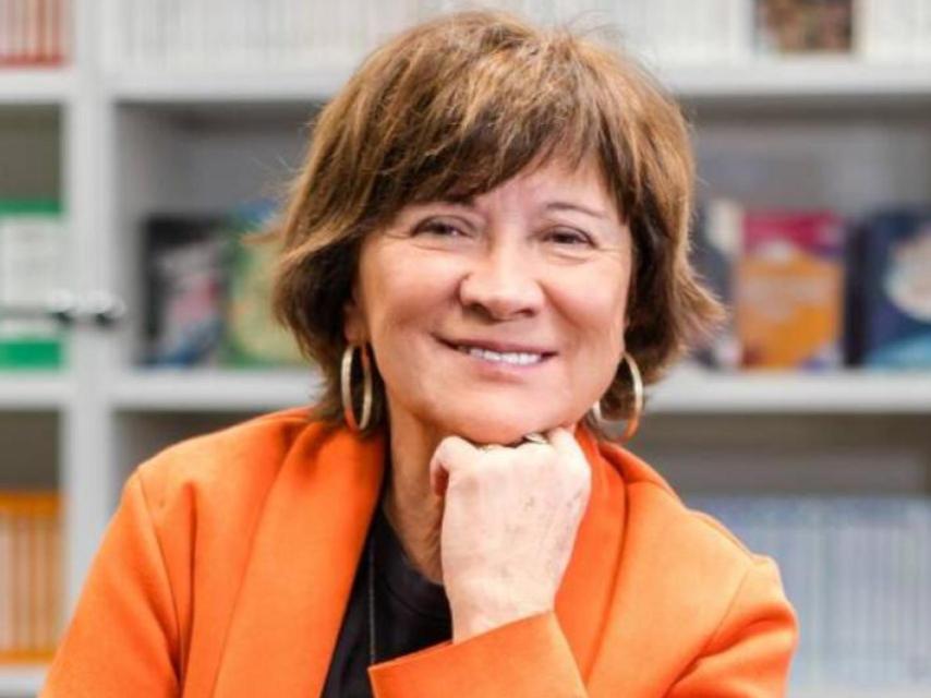 La escritora Nativel Preciado posando en una biblioteca.