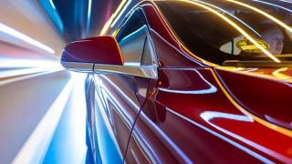 Imagen de un coche a alta velocidad.