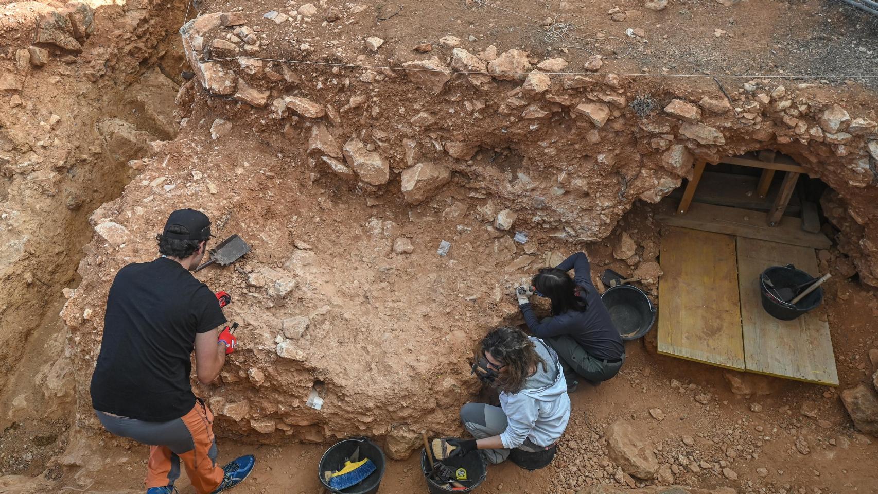 Un grupo de arqueólogos en el yacimiento de Atapuerca