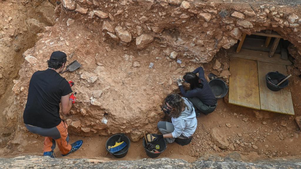 Un grupo de arqueólogos en el yacimiento de Atapuerca