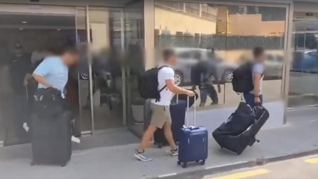 Diez policías de la comitiva de la Casa Real dejan su hotel en Palma de Mallorca porque no se lo pagan. EE