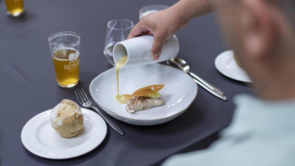 Uno de los platos del menú maridado con una cerveza artesanal.