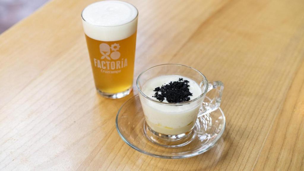 El capuchino Andaluz, una reconstrucción de la ensalada clásica andaluza.