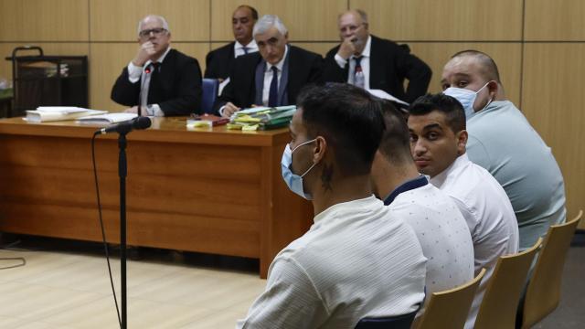 Los cuatro hombres acusados por abusar sexualmente de una menor en la Vall d'Albaida. Efe / Ana Escobar