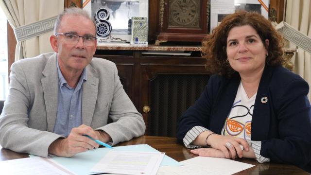 Reunión entre el alcalde de Miño, Manuel Vázquez Faraldo, y la subdelegada del gobierno en A Coruña, María Rivas