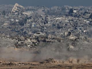 Un tanque israelí maniobra en Gaza , visto desde el lado israelí de la frontera, el 6 de julio de 2025.