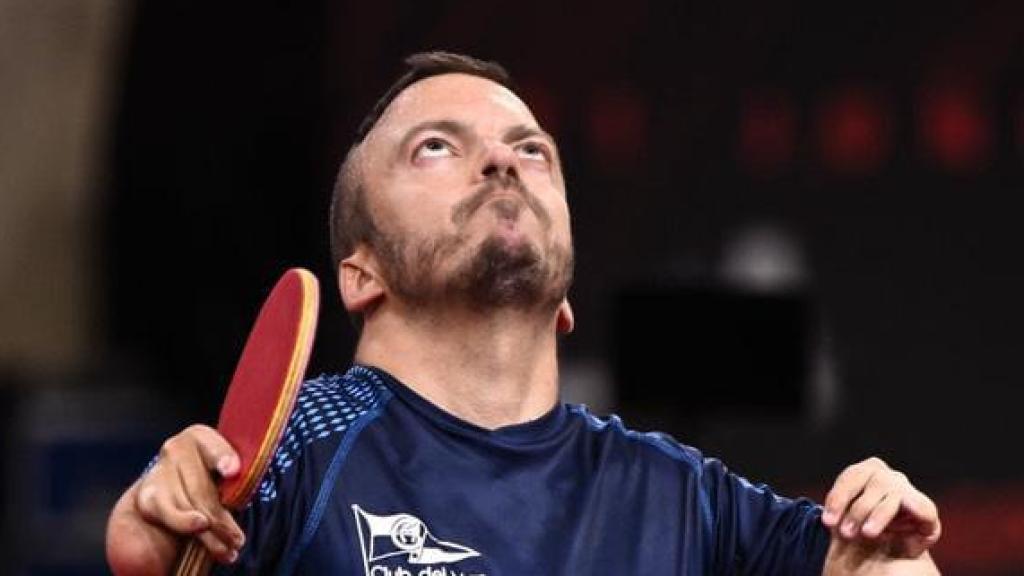 Alberto Seoane espera una devolución de un rival.