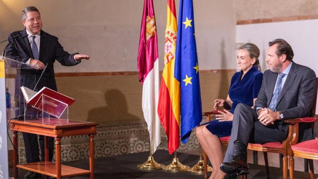 Emiliano García-Page se dirige a Óscar Puente durante el nombramiento de Milagros Tolón como delegada del Gobierno en Castilla-La Mancha.