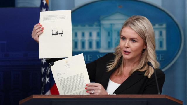 La secretaria de prensa de la Casa Blanca, Karoline Leavitt, muestra una carta firmada sobre aranceles del presidente estadounidense Donald Trump al presidente surcoreano Lee Jae Myung durante una conferencia de prensa en la Casa Blanca en Washington, D.C., EE. UU., el 7 de julio de 2025