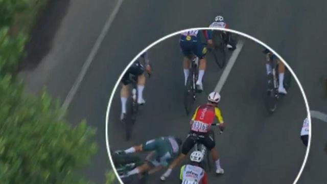 Jasper Philipsen cae al suelo en el Tour de Francia 2025.