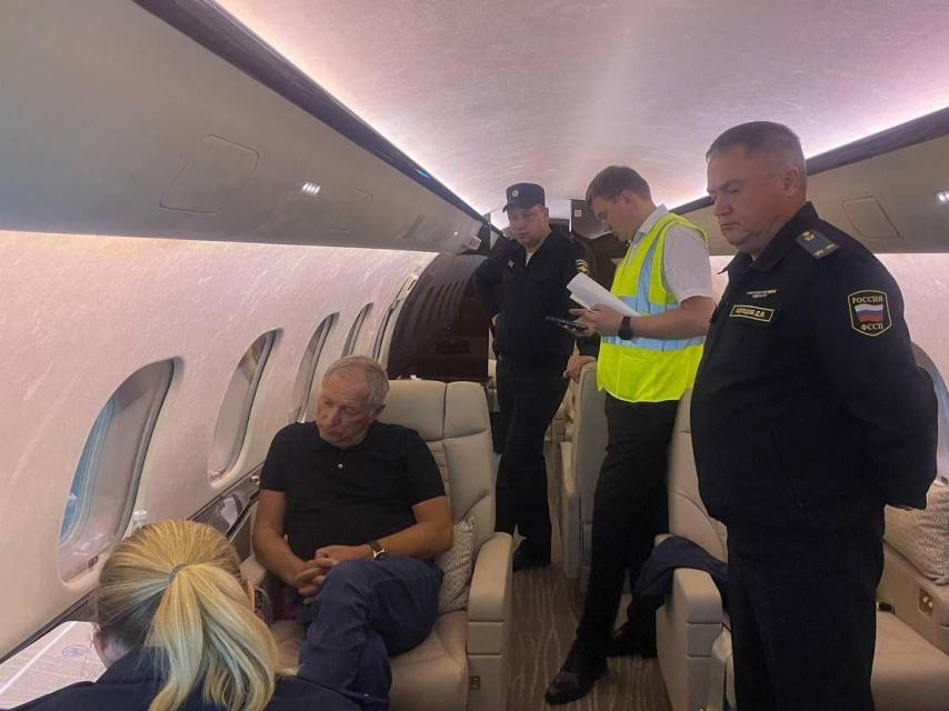 Las autoridades rusas impiden el despegue del vuelo de Konstantin Strukov, el oligarca que controla el tercer mayor productor de oro de Rusia.