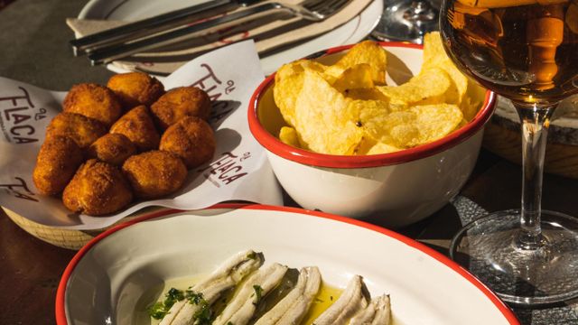 Croquetas, boquerones y cerveza en La Flaca.