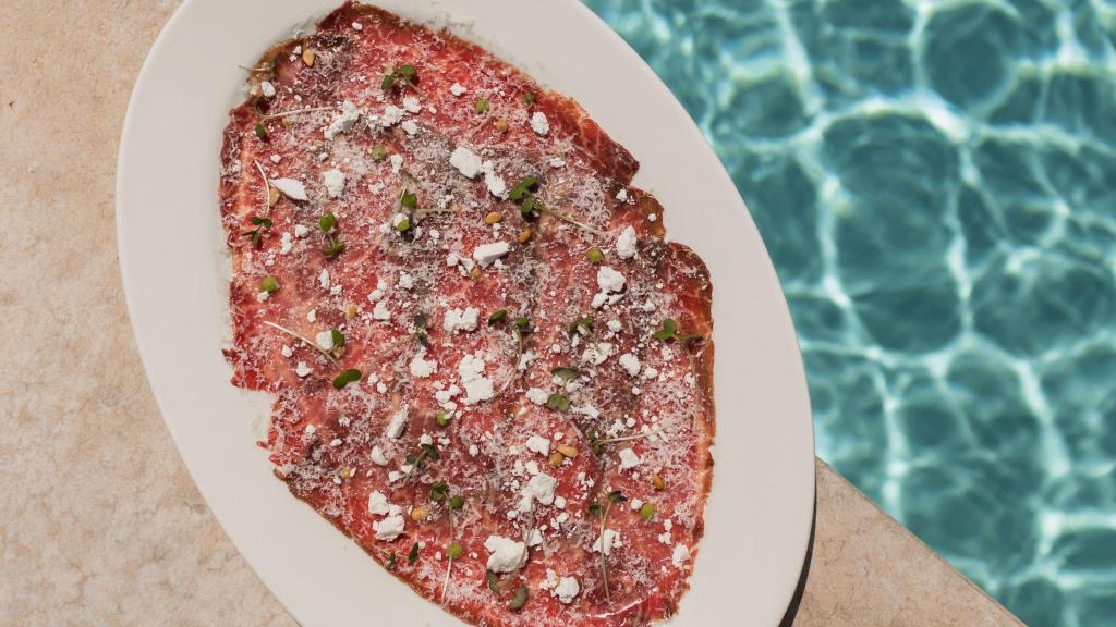 Crudo de presa de buey menorquina Dry Age, parmesano y piñones.