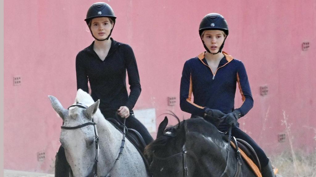 Las hijas gemelas de Julio Iglesias, a caballo en Marbella.