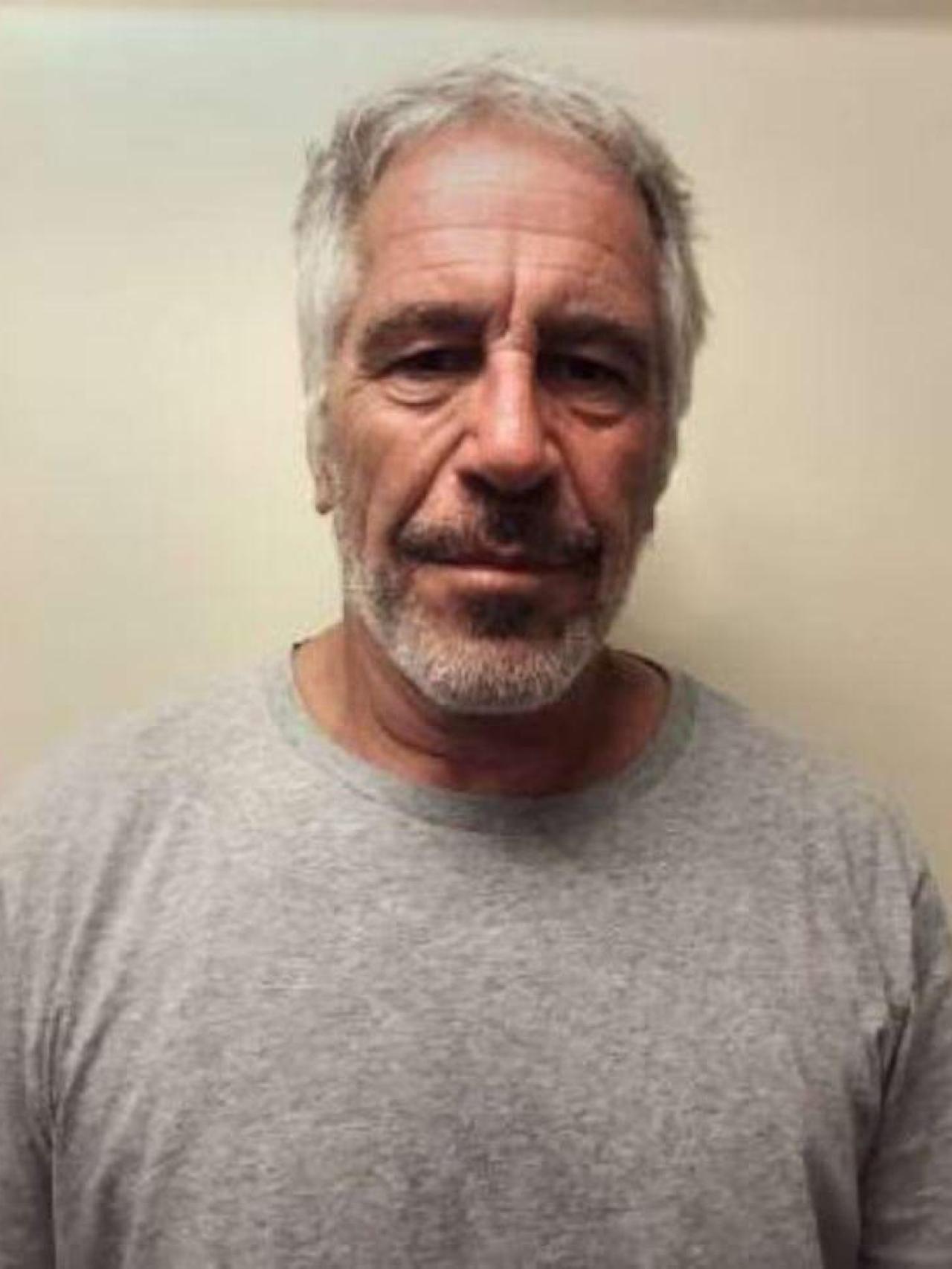 Jeffrey Epstein aparece en una fotografía publicada por la División de Justicia Penal del Estado de Nueva York.