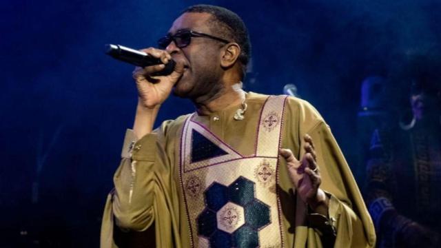El senegalés Youssou N'Dou durante un concierto.