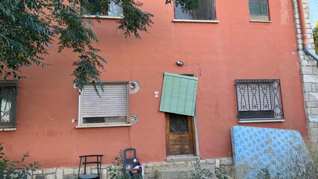 Destrozos en el exterior de la casa