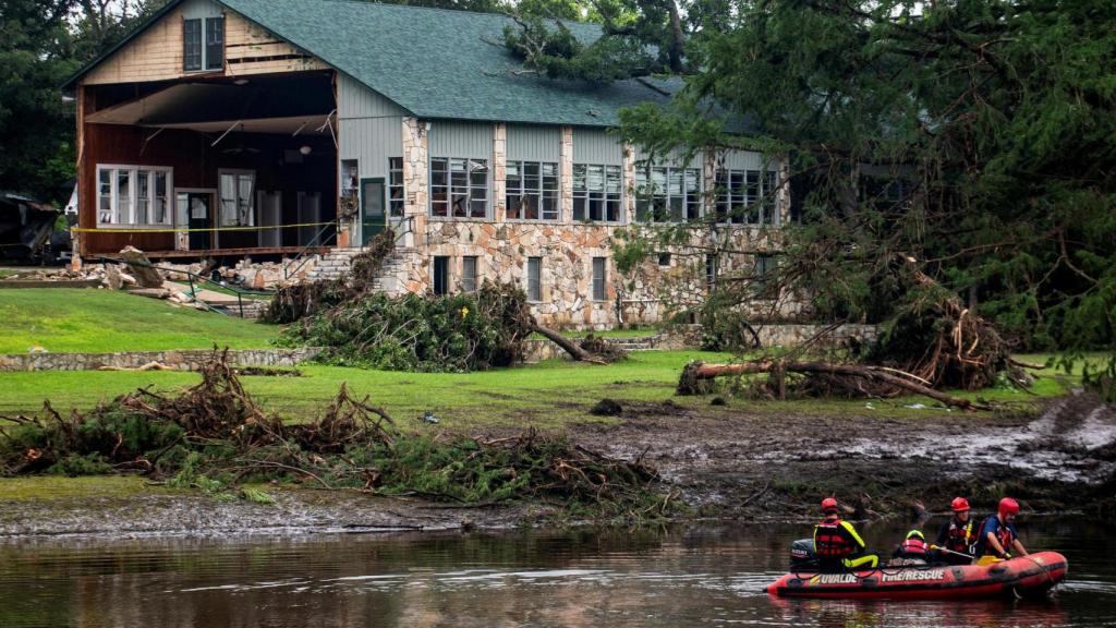 Los equipos de rescate buscan a más víctimas cerca del Campamento Mystic después de las inundaciones en Texas.