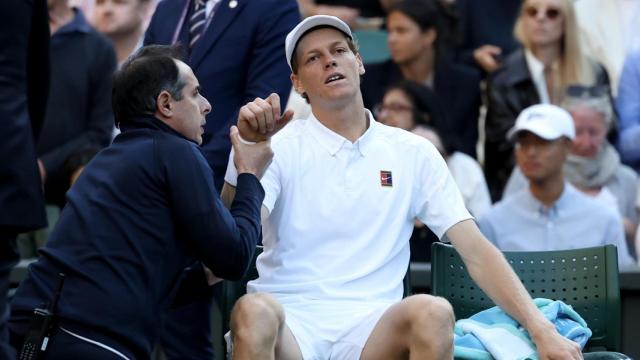 Jannik Sinner es atendido del codo en Wimbledon