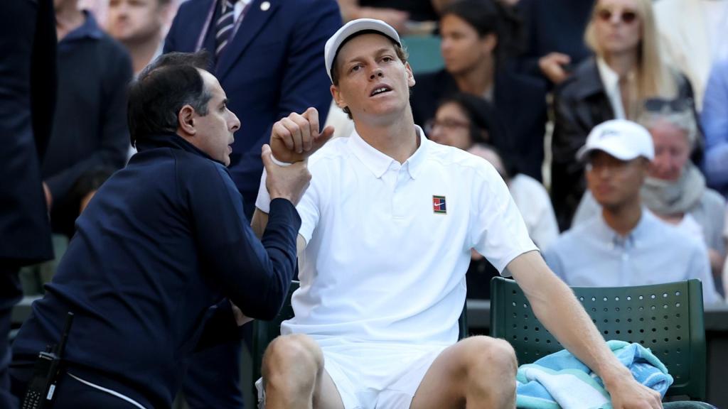 Jannik Sinner es atendido del codo en Wimbledon