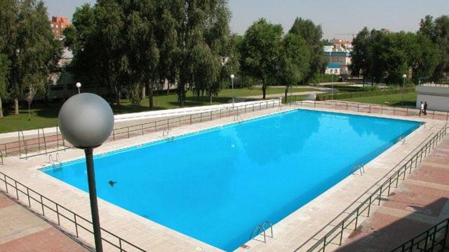 Una piscina.