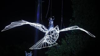 Integrantes de la compañía ´La Fura dels Baus´ durante la puesta en escena de la obra 'Carmen' en el Puente del Rey de Madrid incluido en los Veranos de la Villa. Foto: EFE / Juanjo Martín.