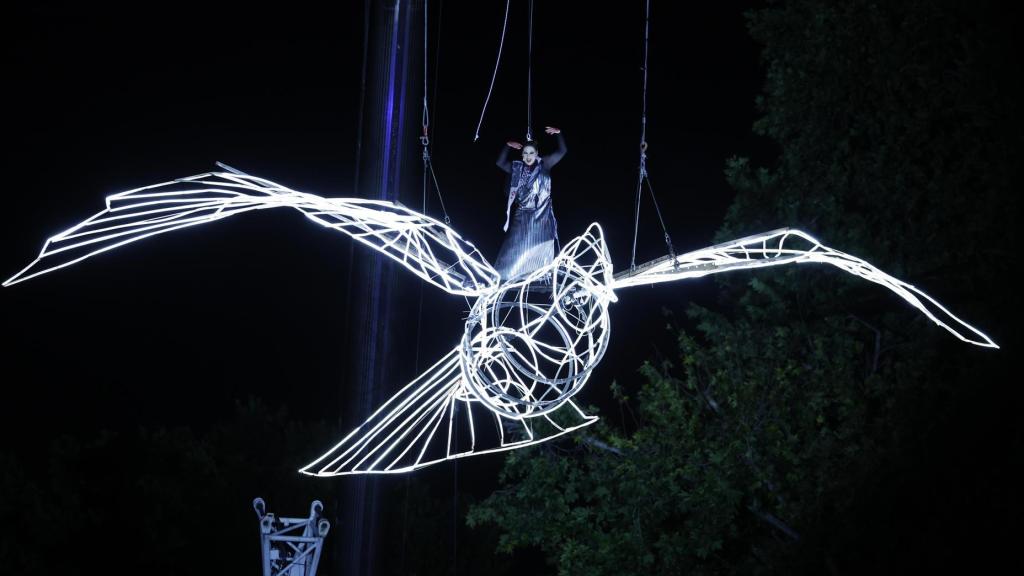 Integrantes de la compañía ´La Fura dels Baus´ durante la puesta en escena de la obra 'Carmen' en el Puente del Rey de Madrid incluido en los Veranos de la Villa. Foto: EFE / Juanjo Martín.
