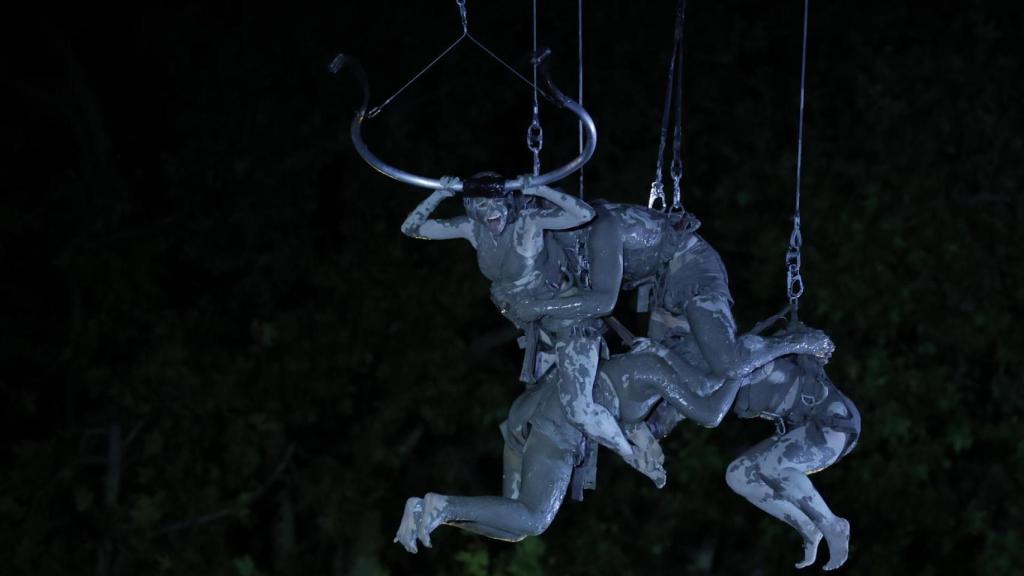 Integrantes de la compañía ´La Fura dels Baus´ en el Puente del Rey de Madrid. Foto: EFE / Juanjo Martín.