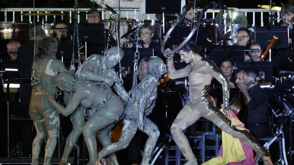 Integrantes de la compañía ´La Fura dels Baus´ acompañados por la banda Sinfónica Municipal de Madrid durante la puesta en escena de la obra 'Carmen'. Foto: EFE / Juanjo Martín.