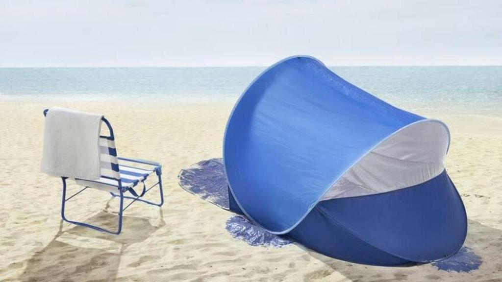 Cortavientos y silla de playa de Ikea.