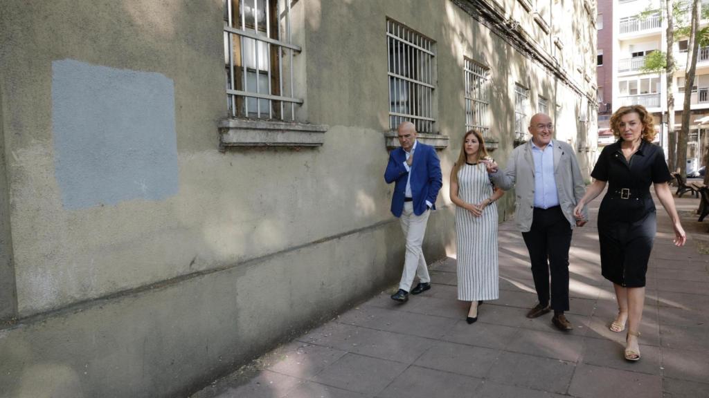 El alcalde de Valladolid, Jesús Julio Carnero, y la directora general de Vivienda de la Junta, María Pardo Álvarez, visitan el antiguo cuartel de la Plaza de Vadillos donde harán viviendas para jóvenes