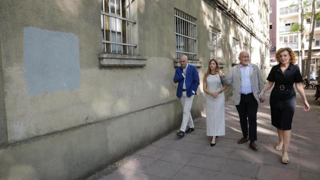 El alcalde de Valladolid, Jesús Julio Carnero, y la directora general de Vivienda de la Junta, María Pardo Álvarez, visitan el antiguo cuartel de la Plaza de Vadillos donde harán viviendas para jóvenes