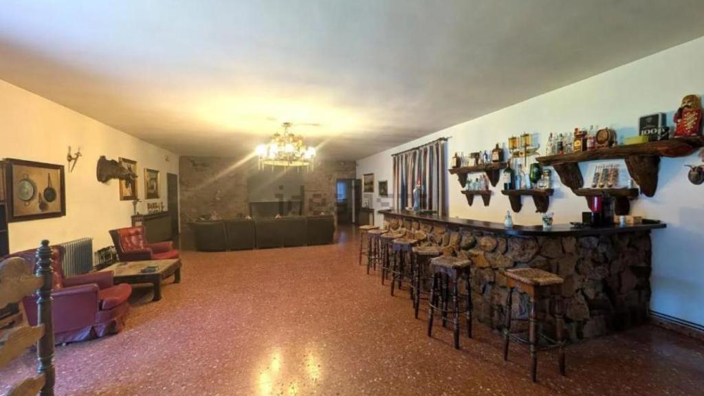 Imagen de uno de los salones de la finca puesta a la venta. Foto: Idealista