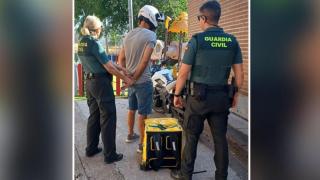 Imagen de la detención de uno de los repartidores en Arroyo