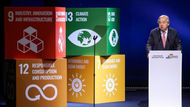 El Secretario General de la ONU, Antonio Guterres, habla en la inauguración de la cumbre de líderes del Foro Empresarial Internacional, durante la IV Conferencia Internacional sobre Financiación para el Desarrollo, en Sevilla, España.