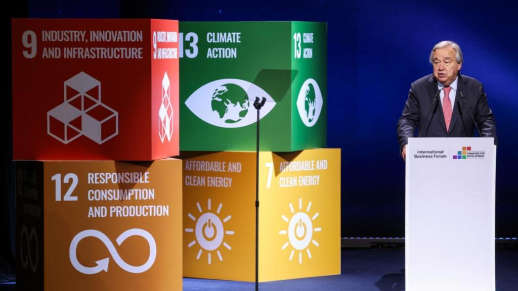 El Secretario General de la ONU, Antonio Guterres, habla en la inauguración de la cumbre de líderes del Foro Empresarial Internacional, durante la IV Conferencia Internacional sobre Financiación para el Desarrollo, en Sevilla, España.